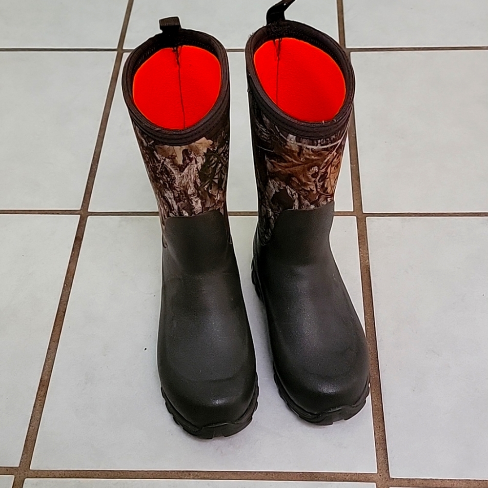 Boys muck boots.
